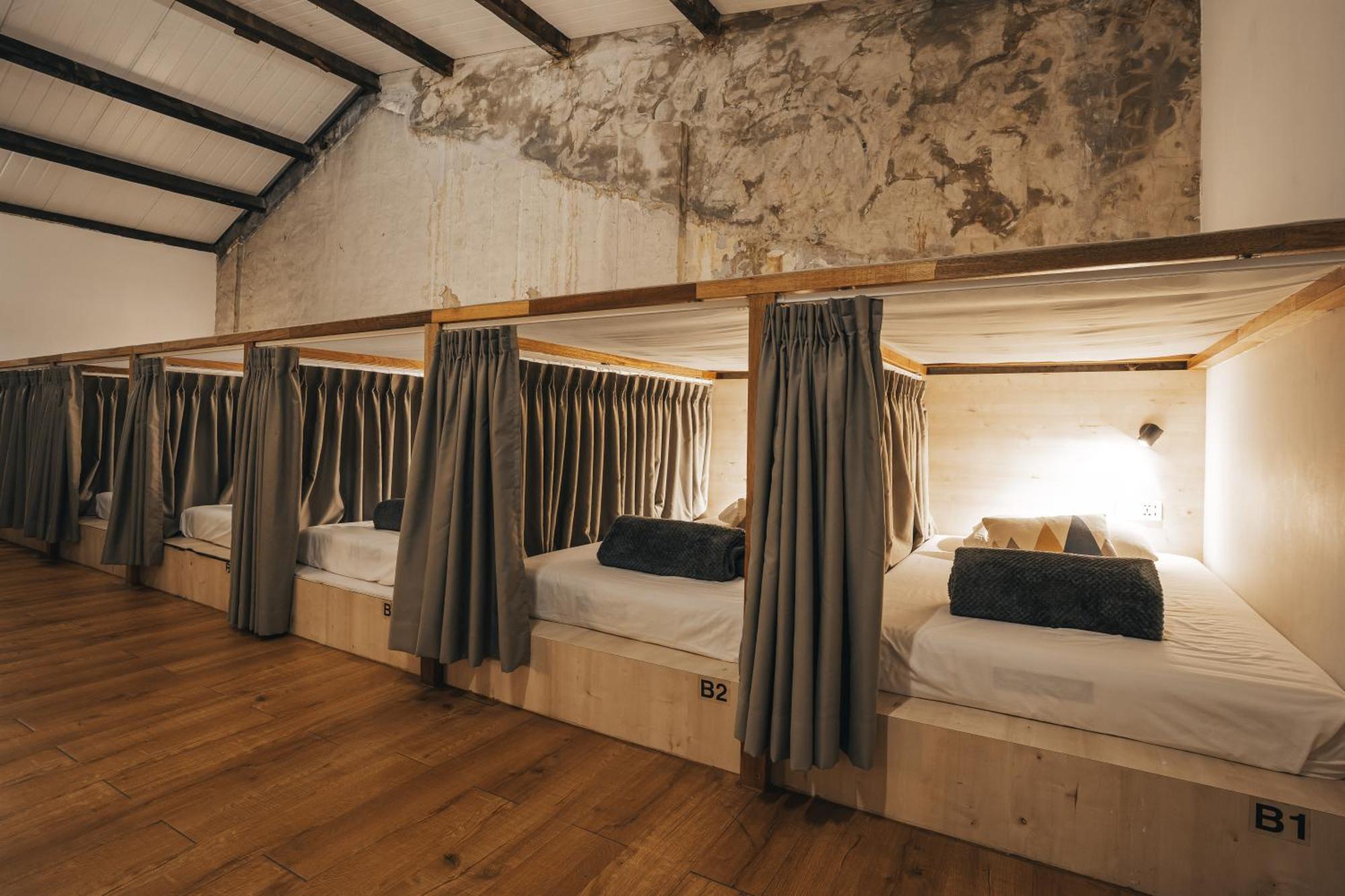 De Cafe & Capsule hotel