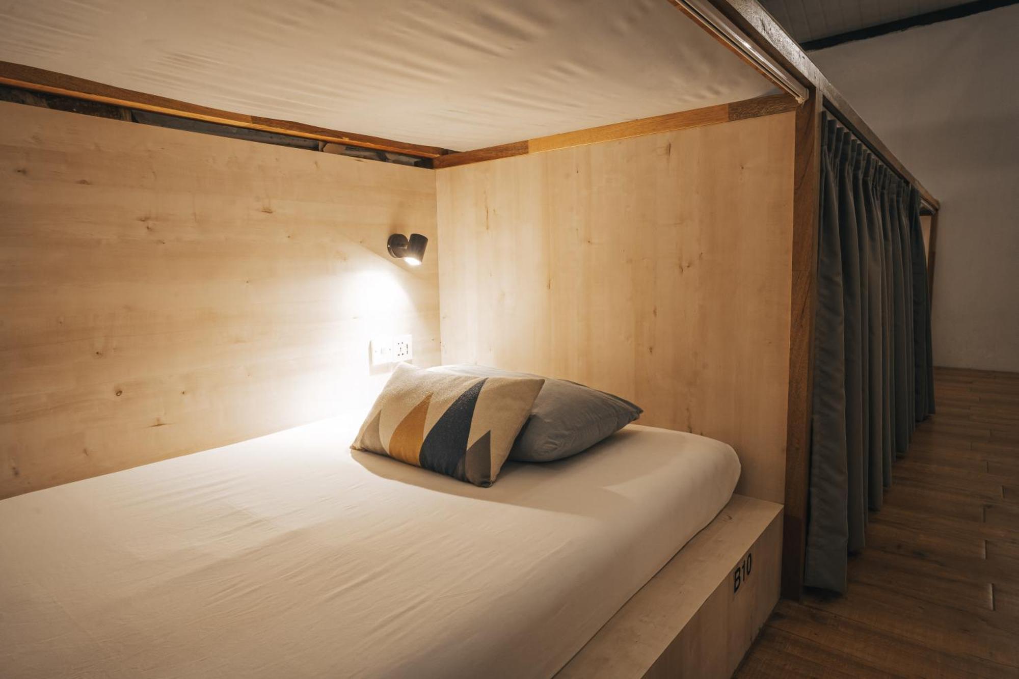 Capsule hotel De Cafe &