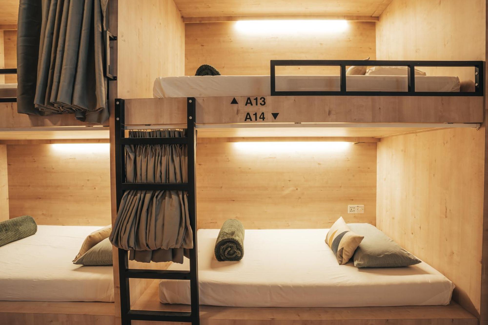 De Cafe & Capsule hotel *