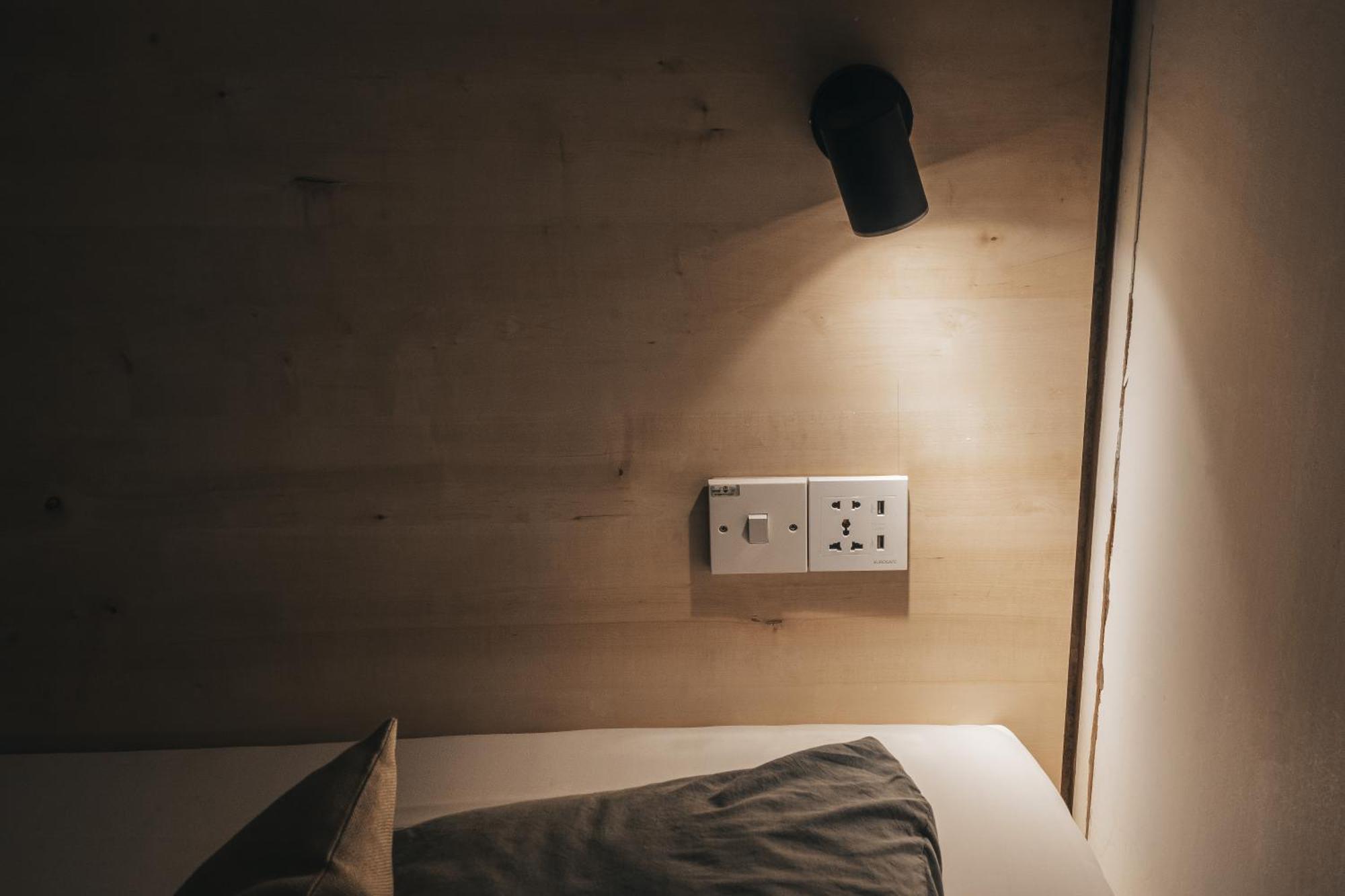 Capsule hotel De Cafe & *