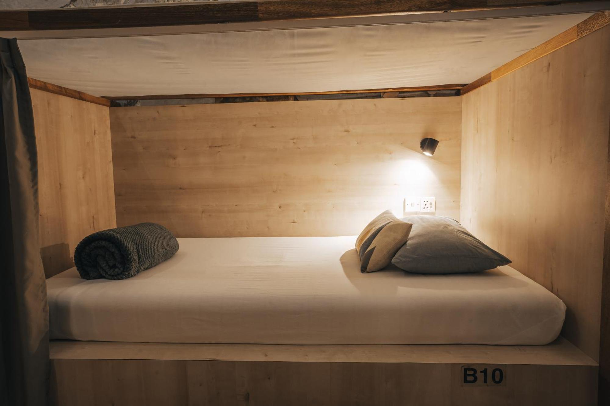 De Cafe & Capsule hotel Ipoh