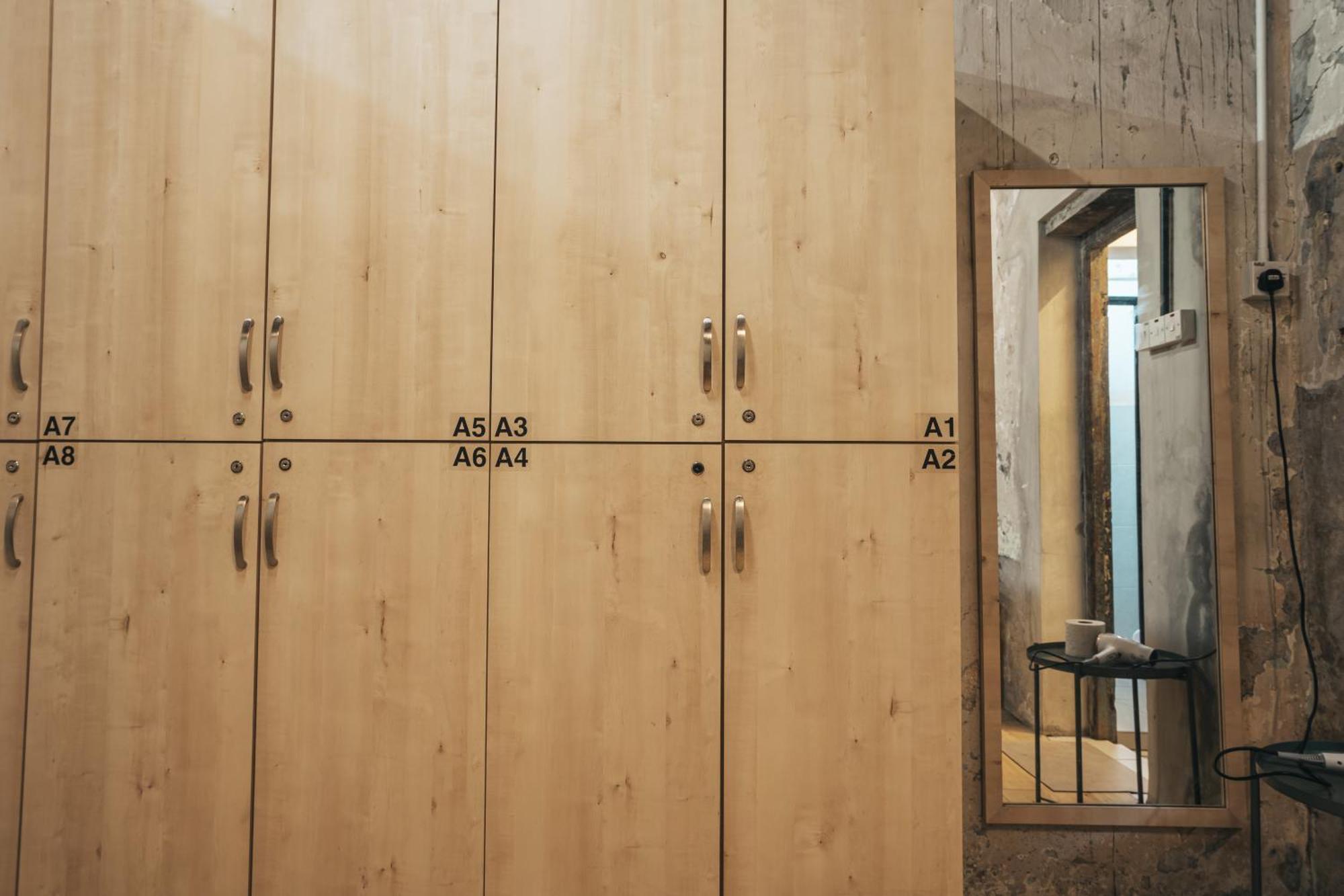 De Cafe & Capsule hotel *