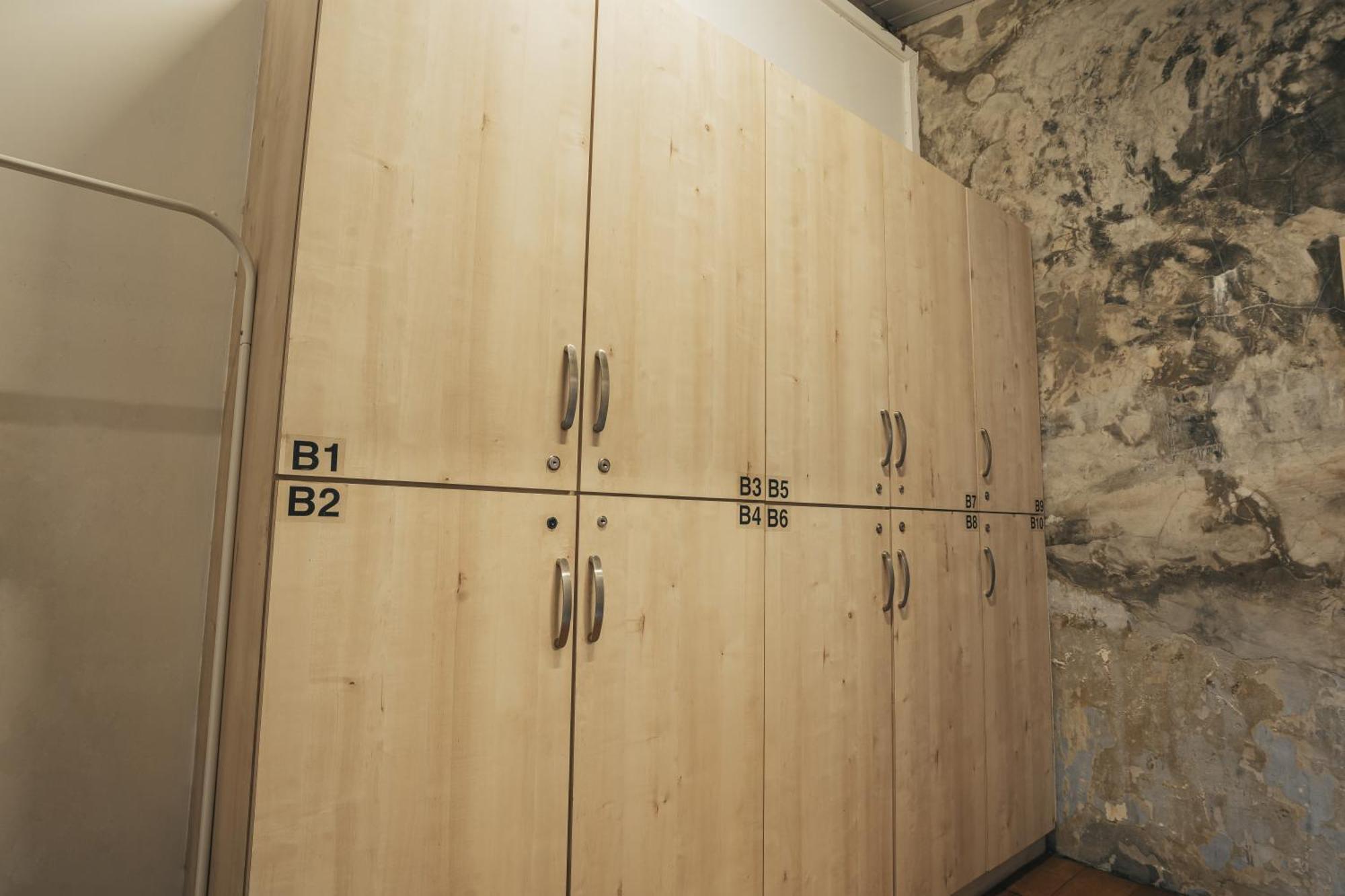 Capsule hotel De Cafe & *