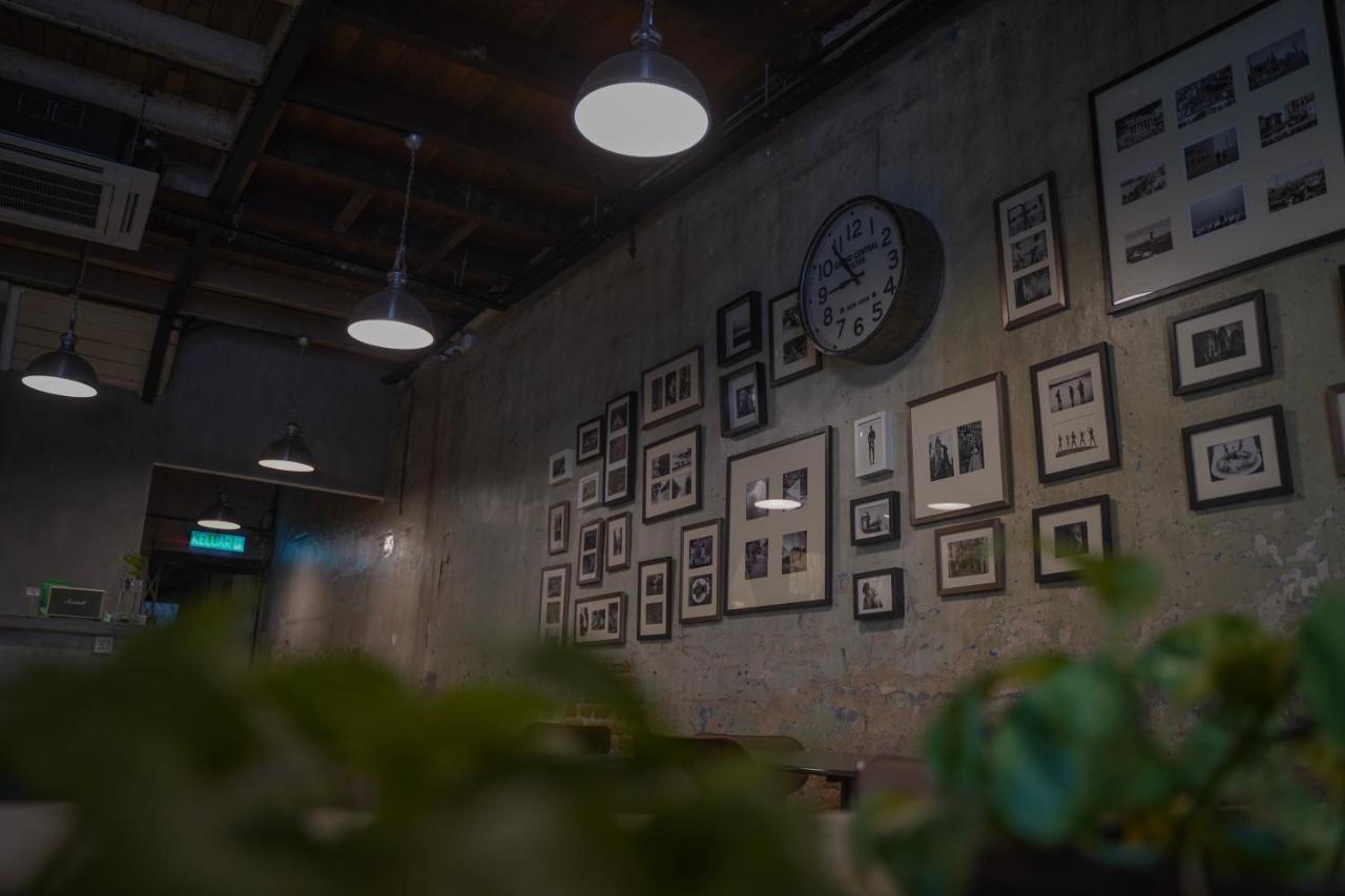 De Cafe & Capsule hotel