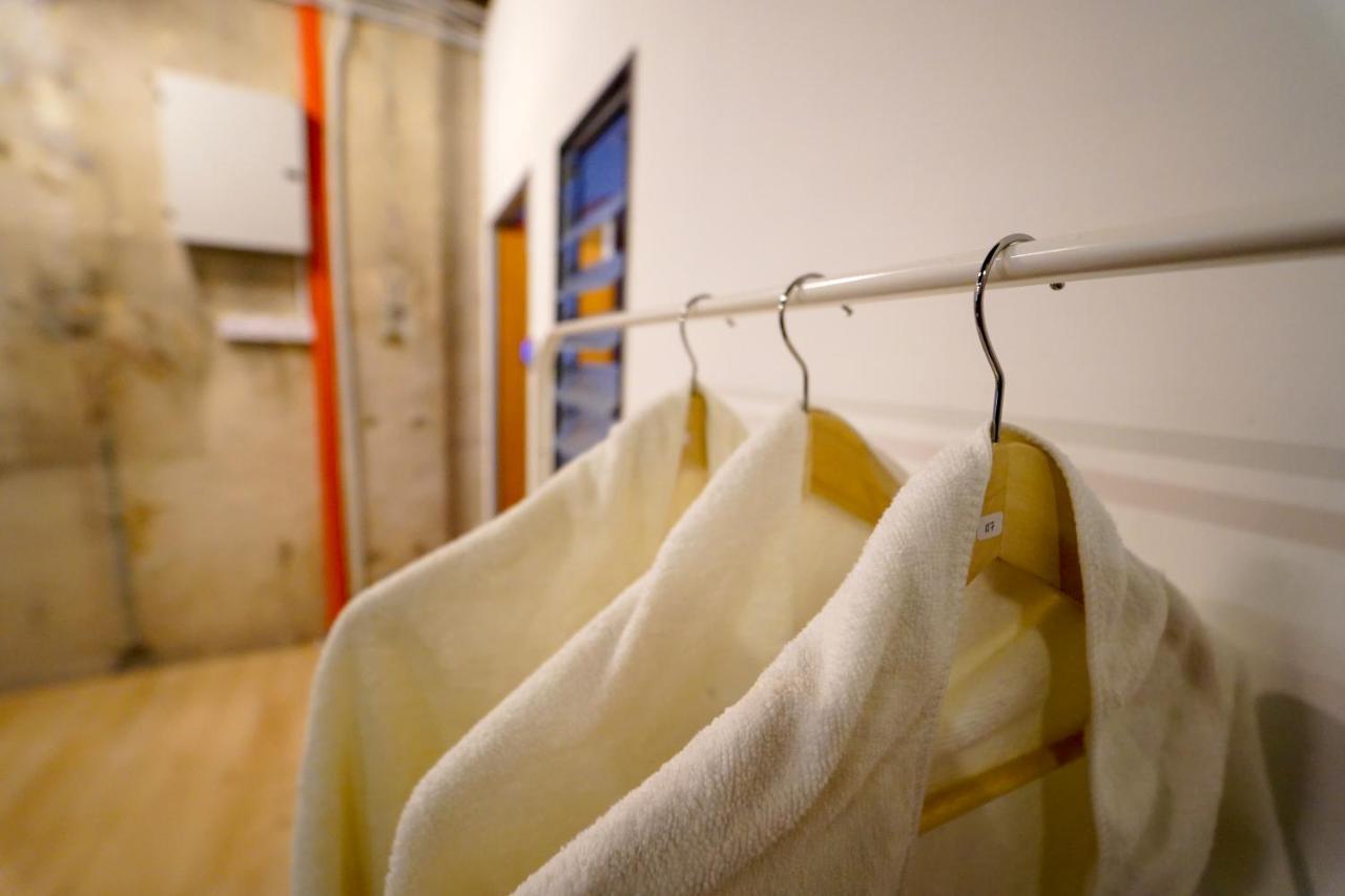 De Cafe & Capsule hotel *
